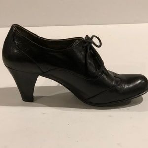 Born Crown Size 9 Black Leather Wingtip, 3" Heel